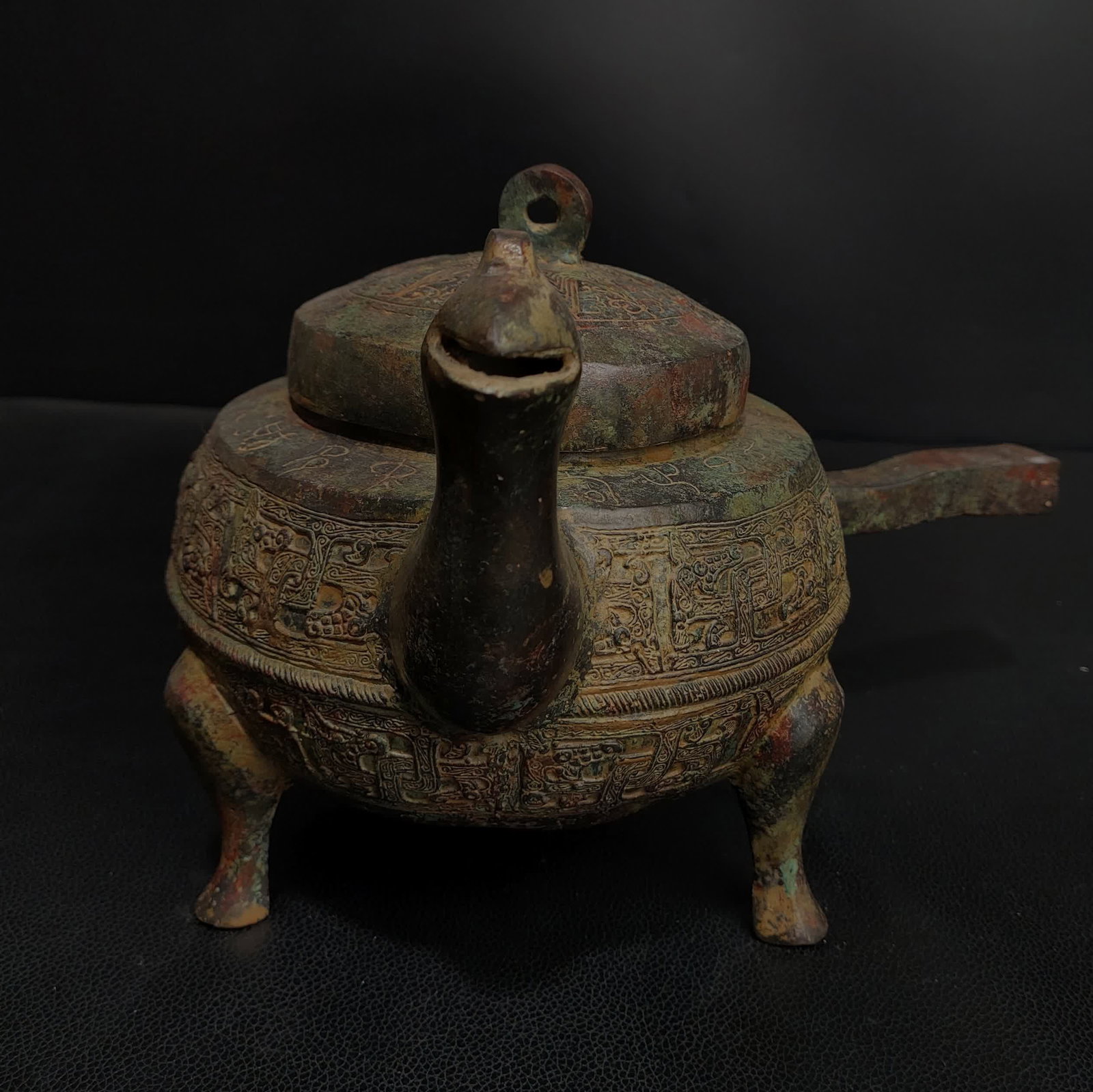 A bronze bird head three-legged bowl of the Shang Dynasty: Shang Dynasty bronze bird head three-legged bowl SIZE: W:29cm H:18cm (The Dimensions Of All Batches Are Manually Measured.If You Need More Detailed Information, Please Contact Our Customer Service Bef