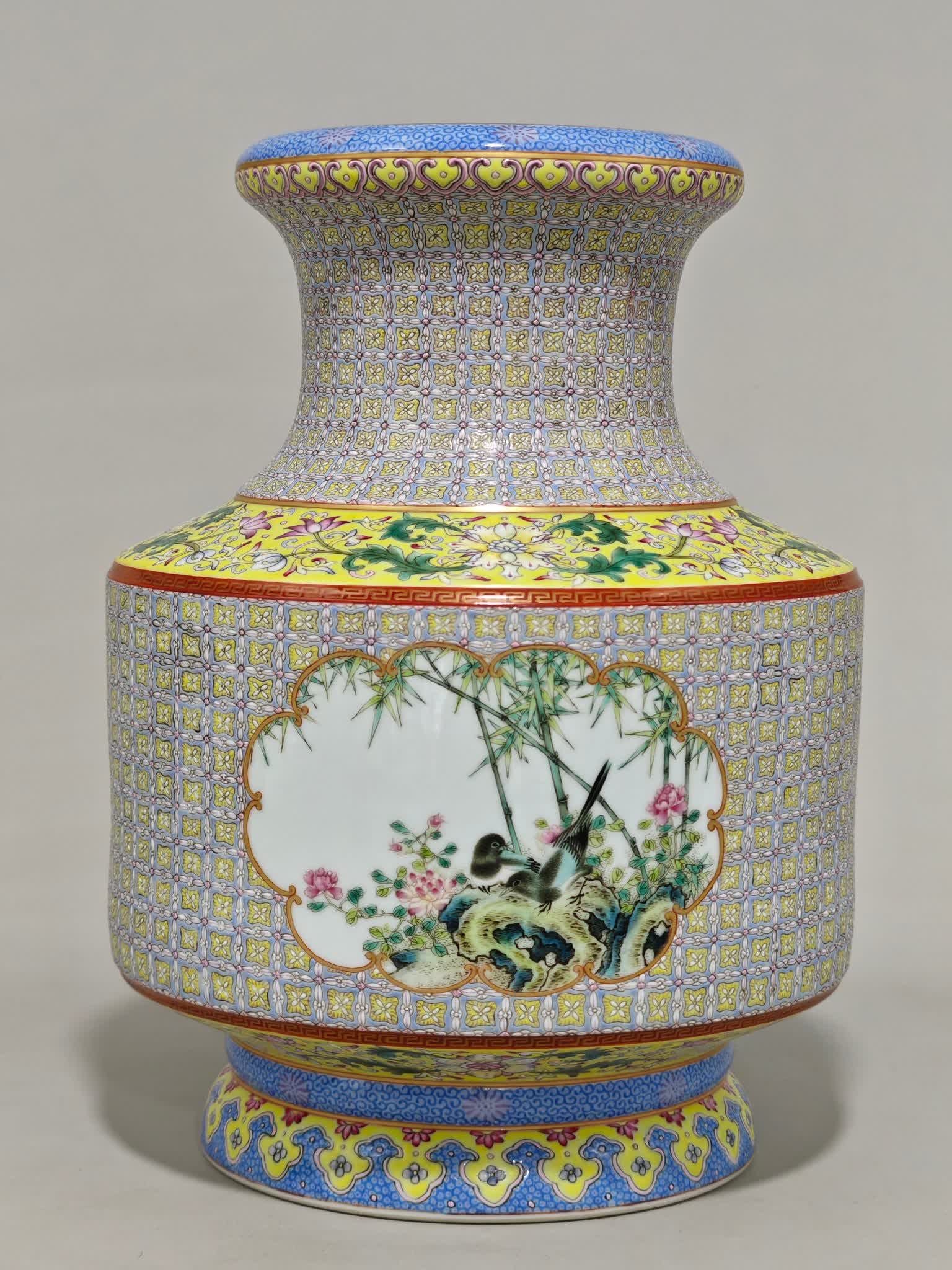 A pastel copper coin made in the Qianlong period of the Qing Dynasty opened the window and rose: The Qianlong year of the Qing Dynasty made pastel copper coins, the ground opened the window, and the window was opened, and the joy fell from the sky, and the lantern bottle was descended SIZE: H:29.