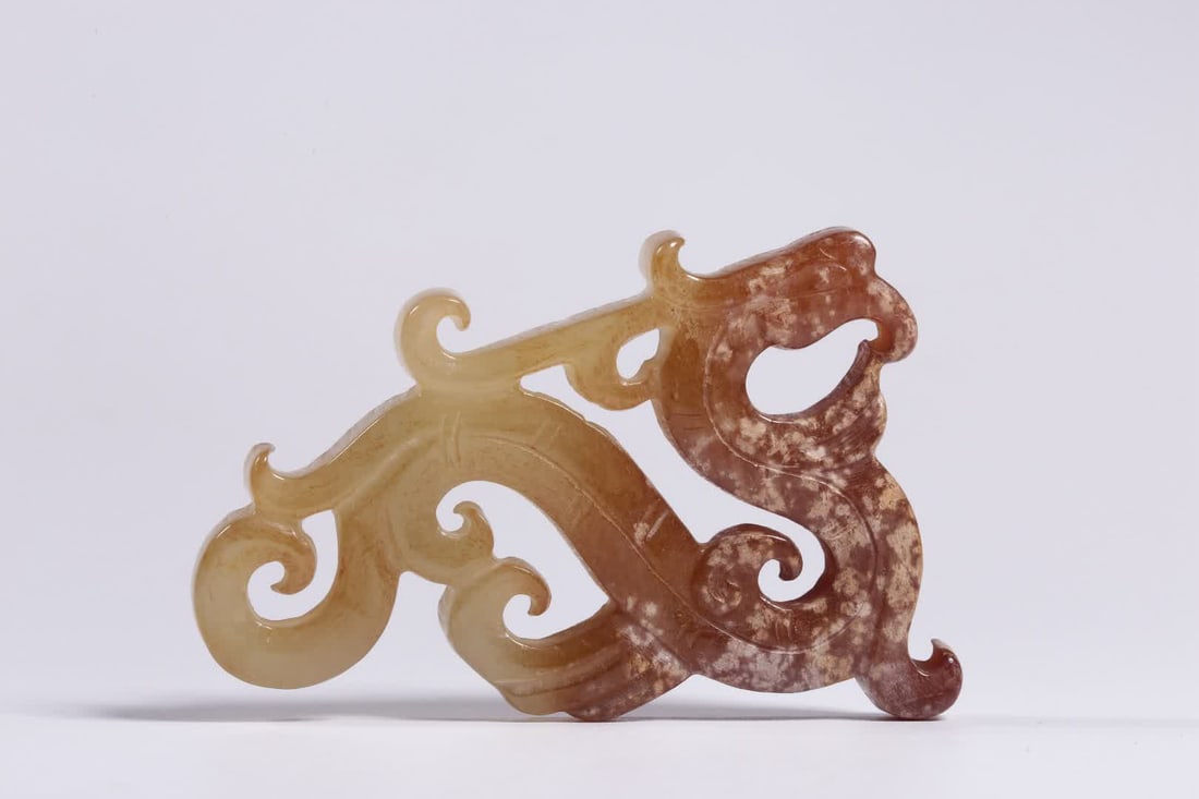 A Han Dynasty Hetian white jade belt with a dragon pendant: Han Dynasty Hetian white jade with Qin dragon pendant is made of Hetian white jade, the jade quality is high, warm and delicate, there is an oily feeling, the material is thick, the color is natural, 