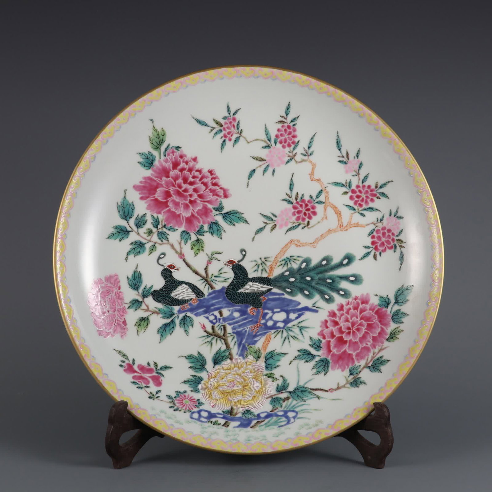 A large plate with a pastel brocade chicken peony pattern made in the Yongzheng Dynasty of the Qing: Qing Dynasty Yongzheng year pastel brocade chicken peony pattern plate SIZE: H:6cm MouthD:37cm (The Dimensions Of All Batches Are Manually Measured.If You Need More Detailed Information, Please Contac