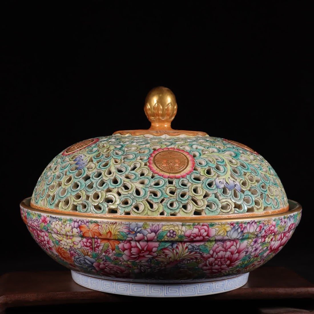 A piece of Qianlong year of the Qing Dynasty pastel kaleidoscope hollow Fushou aromatherapy: Qianlong year of the Qing Dynasty pastel kaleidoscope hollow Fushou aromatherapy SIZE: H: 15.5cm MouthD: 22.3cm Foot diameter 14.3cm (The Dimensions Of All Batches Are Manually Measured.If You Need Mo