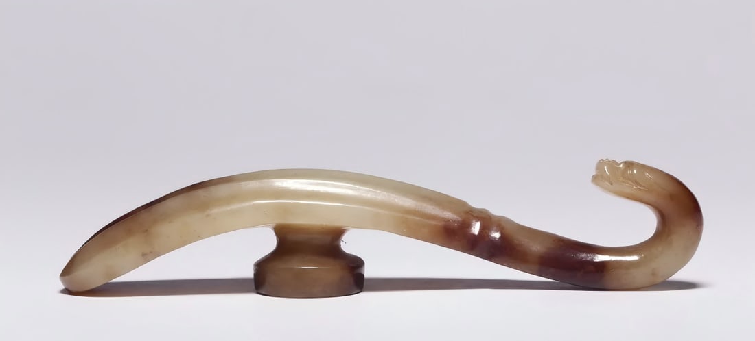 A piece of Song and Yuan Hetian jade belt Qin dragon pattern belt hook: Song and Yuan Hetian jade belt Qin dragon pattern belt hook The hook is made of Hetian jade, the jade is delicate, one end is a beast head hook, the eyes are round, the shape is full, the hook body is