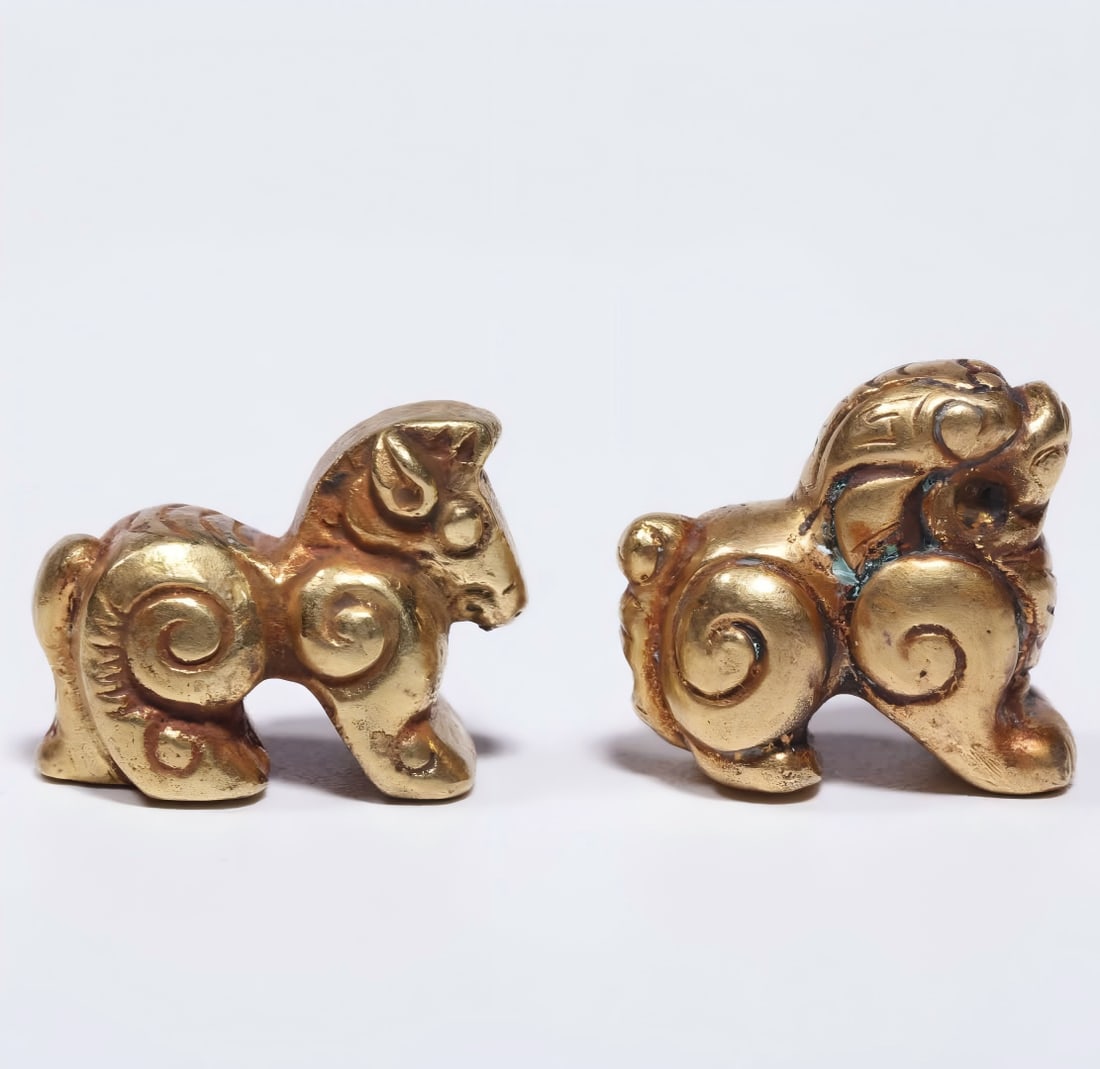 A pair of pure gold auspicious beasts of the Han Dynasty: A pair of pure gold auspicious beast pendants in the Han Dynasty This pair of auspicious beasts are cast in pure gold, with excellent texture, brilliant gold and exquisite craftsmanship. Crawling on t