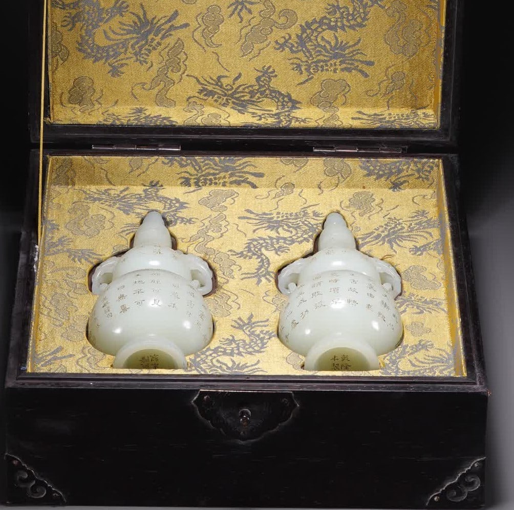 A pair of Qing Dynasty Hetian white jade imperial poem gourd bottles: A pair of gourd bottles with poems and texts on Hetian white jade in the Qing Dynasty SIZE: H: 15.8cm Abdominal diameter 6.6cm W: 473.7g (The Dimensions Of All Batches Are Manually Measured.If You Nee