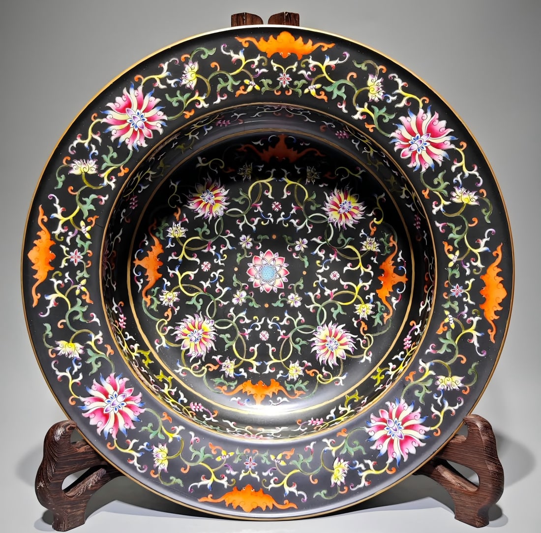 A piece of Qianlong era of the Qing Dynasty enamel black background flower pattern: Qianlong year of the Qing Dynasty Enamel black background flower pattern SIZE: H:11.3cm D:37.6cm (The Dimensions Of All Batches Are Manually Measured.If You Need More Detailed Information, Please Cont