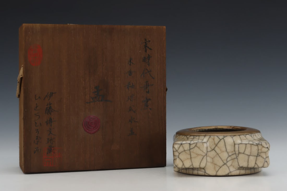 A piece of Song Ge kiln cong-style water Meng: Song Ge kiln cong-style water Meng SIZE: H: 5.7cm Abdominal diameter 12.5cm (The Dimensions Of All Batches Are Manually Measured.If You Need More Detailed Information, Please Contact Our Customer Serv