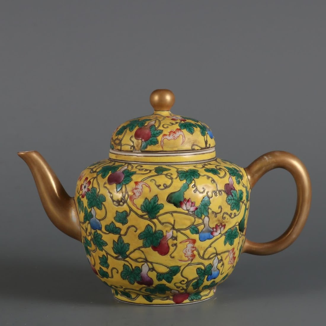 A yellow pastel Fulu pattern teapot made in the Yongzheng era of the Qing Dynasty: Qing Dynasty Yongzheng year yellow pastel Fulu pattern teapot SIZE: H: 10.6cm D: 14.5cm Cap diameter 5.2cm (The Dimensions Of All Batches Are Manually Measured.If You Need More Detailed Information, P