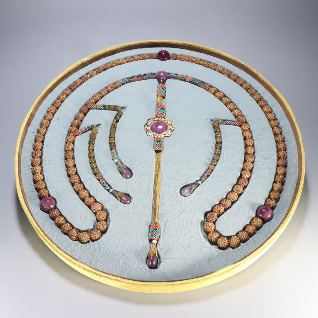 A plate of Qing Dynasty silver gilt fried beads inlaid with tourmaline morning beads: Qing Dynasty silver gilt fried beads inlaid with tourmaline morning beads SIZE: Bead diameter 1.6cm (The Dimensions Of All Batches Are Manually Measured.If You Need More Detailed Information, Please C