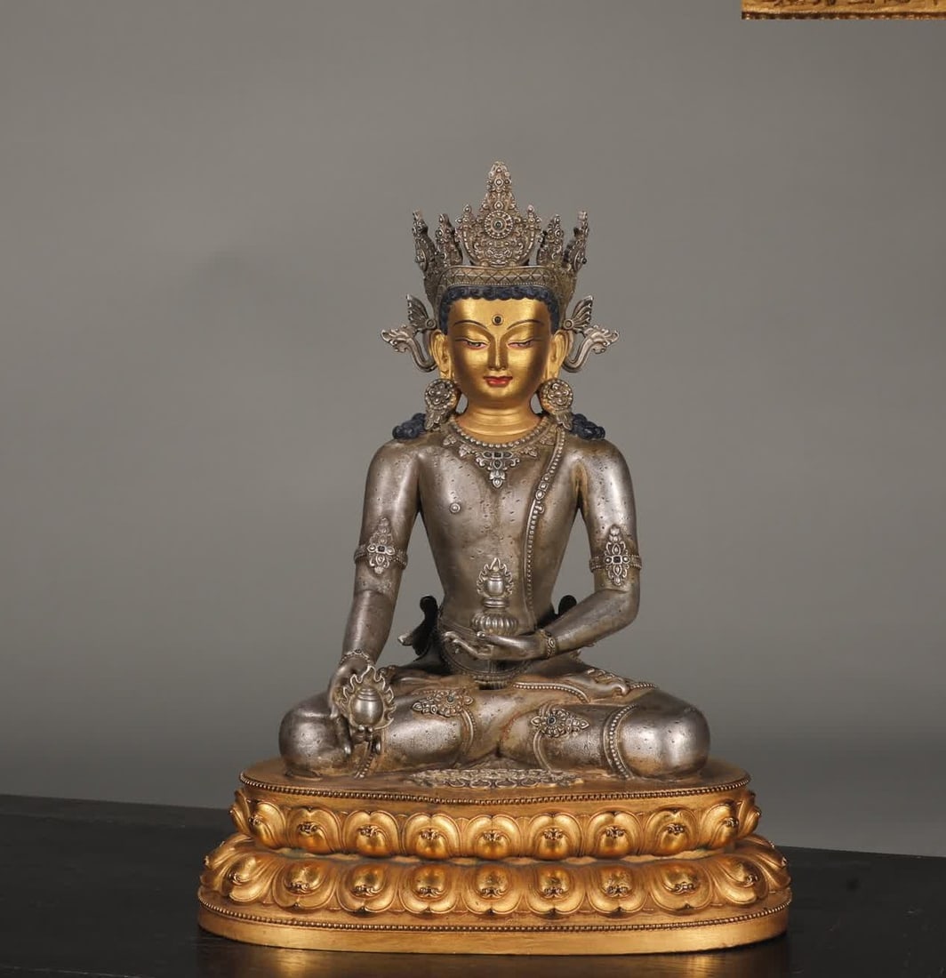 A seated statue of the Ming Dynasty with a precision-cast copper tire, gilded silver, and the: Ming Dynasty Fine cast copper tire gilt silver Medicine Buddha Light Tathagata Seated Statue [Style] Ming Xuande Year Shi [Details] Medicine Buddha, the full name is "Medicine Master Liuliguang Tathag