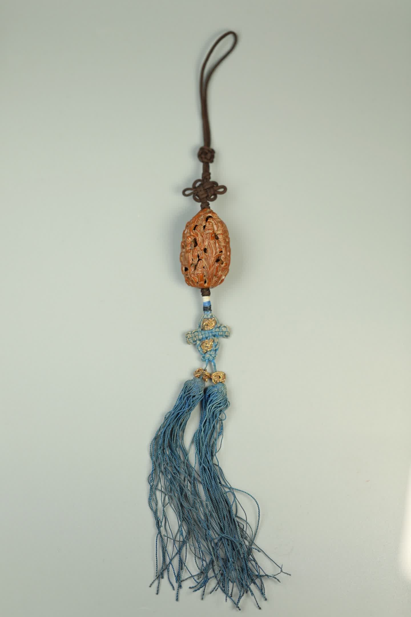A Qing Dynasty thirteen-line old core carving pendant: Qing Dynasty thirteen lines of old core carving pendant SIZE: All L: 28cm (The Dimensions Of All Batches Are Manually Measured.If You Need More Detailed Information, Please Contact Our Customer Servic