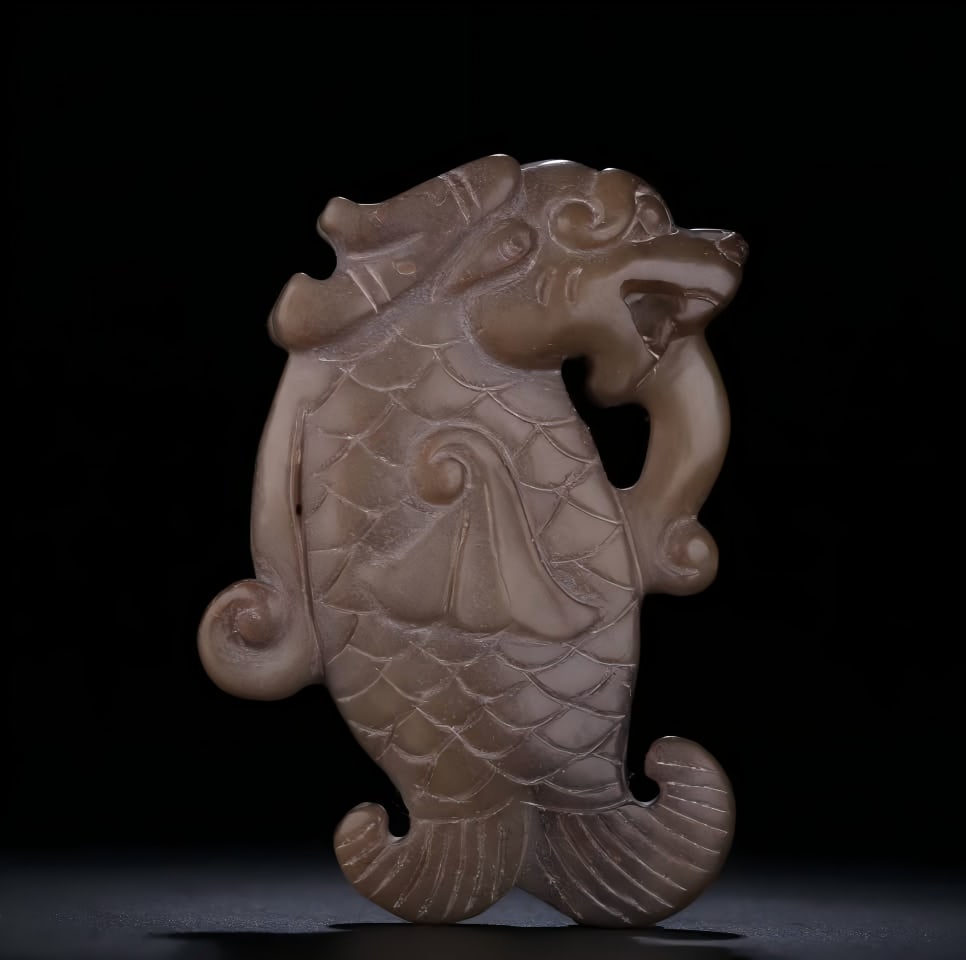 A Han Dynasty Hetian jade turtle ornament: Han Hetian jade turtle ornament This vessel is made of Hetian jade, the jade quality is high, the dragon head and fish body are vividly depicted, the muscles and bones are strong, the back armor is th