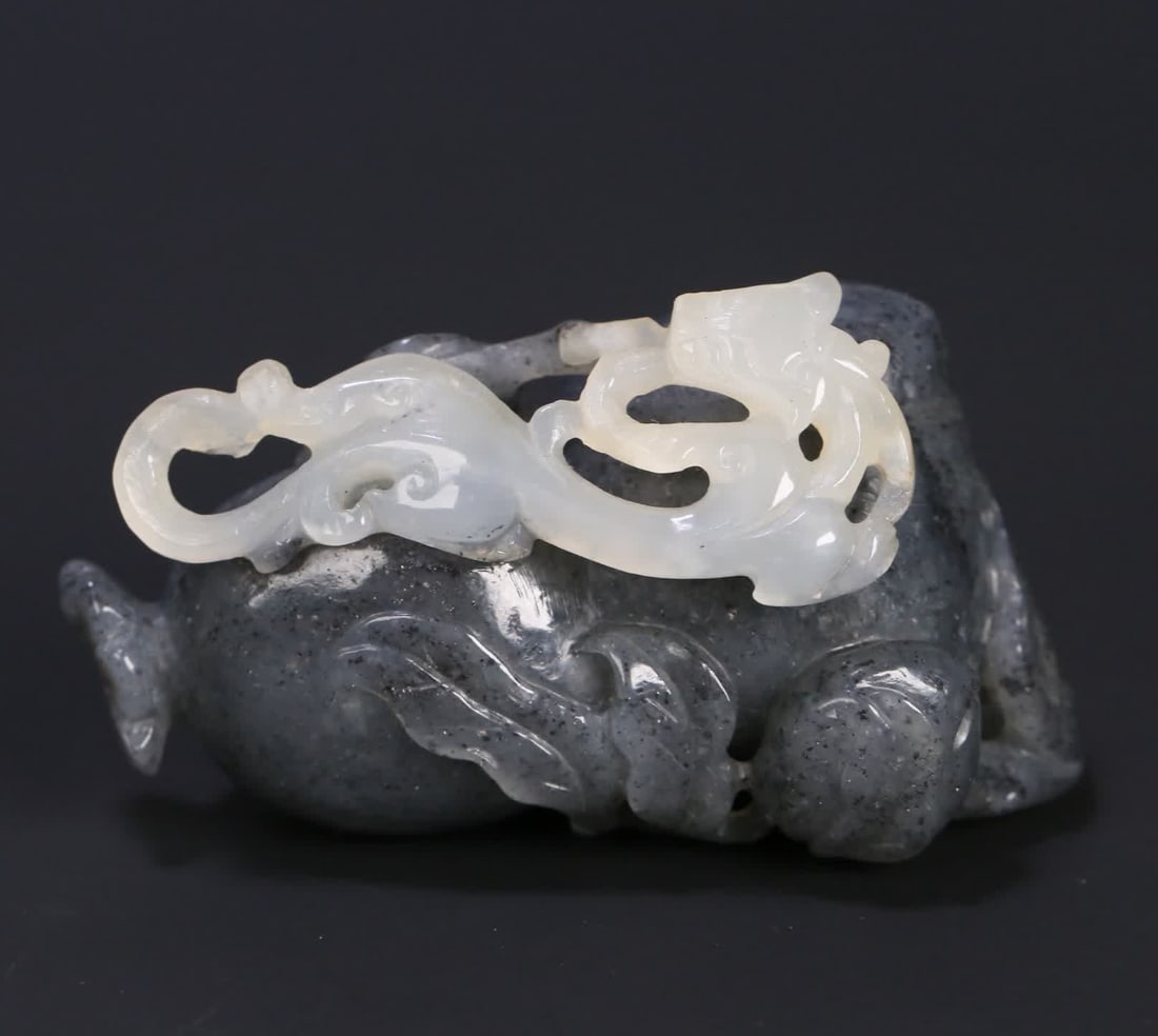 A Qing Dynasty Hetian jade blue and white seed material dragon three carvings (1 of 9)