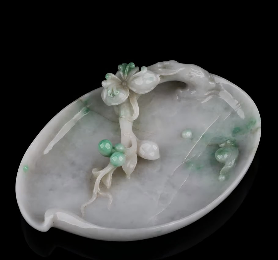 A piece of Qing Dynasty jade longevity peach-shaped plum blossom pen licking: Qing Dynasty jade longevity peach-shaped plum blossom pen lick The pen licks jadeite as material, the emerald color is translucent, and the quality is fine and the old water head and feet are planted.