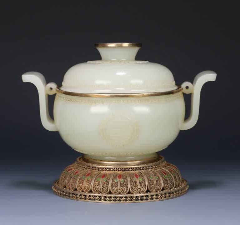 A late Qing Dynasty Hetian jade group longevity pattern amphora with a silver gilt filigree base: Late Qing Dynasty Hetian jade group longevity pattern amphora with silver gilt filigree base SIZE: H:15x19.3x13.2cm W:845g (The Dimensions Of All Batches Are Manually Measured.If You Need More Detaile