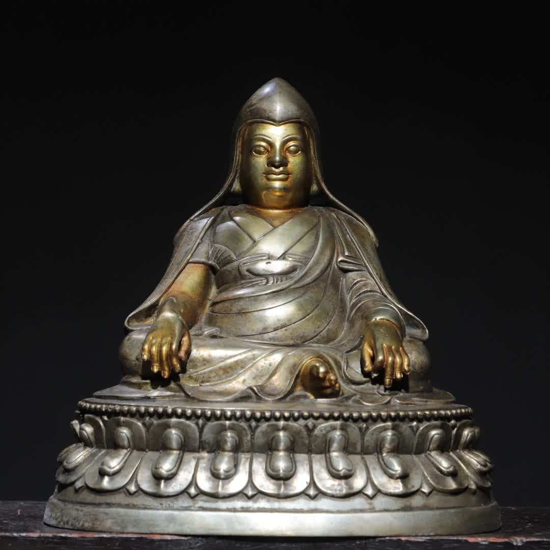 A piece of Qing Dynasty copper gilt silver Tsongkhapa: Qing Dynasty copper gilt silver Tsongkhapa SIZE: H:20cm W:20cm T:14cm W:2.4kg (The Dimensions Of All Batches Are Manually Measured.If You Need More Detailed Information, Please Contact Our Customer Se