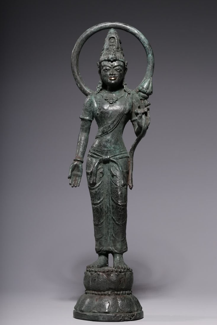 A 12th-century bronze station statue: 12th century bronze station statue Southeast Asian bronze station statue SIZE: H:34cm (The Dimensions Of All Batches Are Manually Measured.If You Need More Detailed Information, Please Contact Our Cus