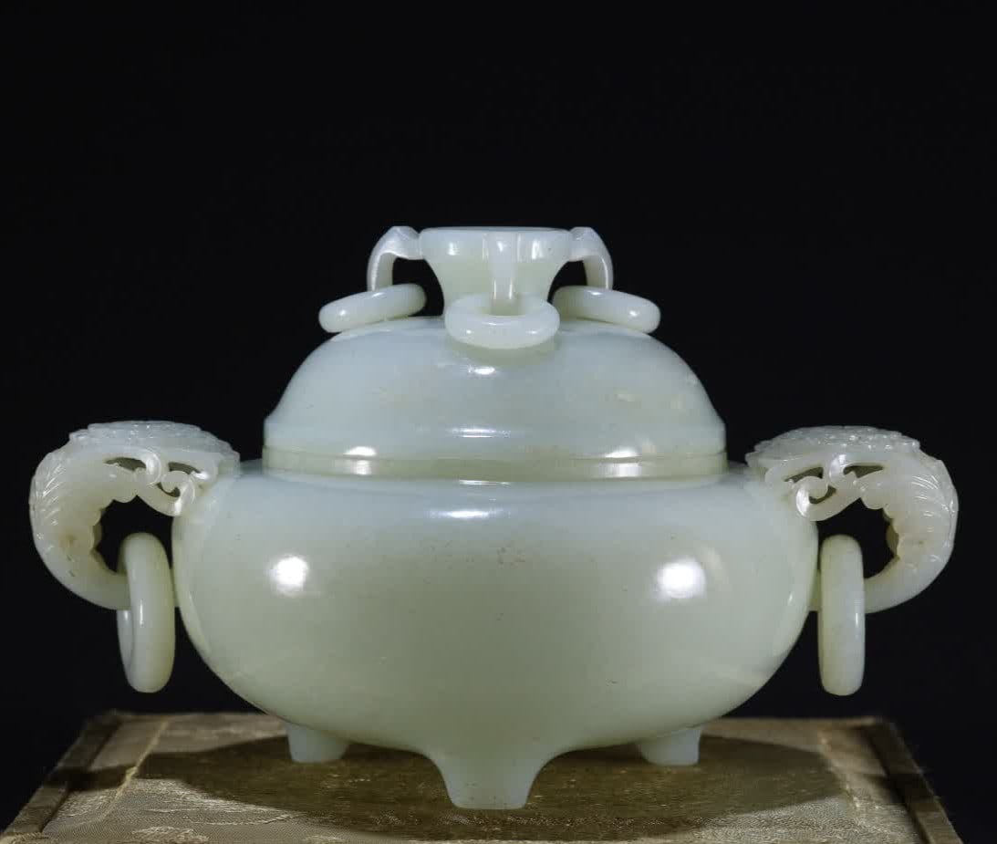 A Qing Dynasty living ring three-legged jade cover furnace ornament (1 of 9)