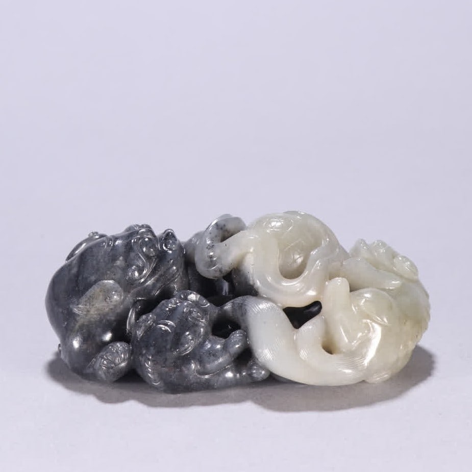 A Qing Dynasty blue and white seed material lion ball carving: Qing Dynasty blue and white seed material lion ball carving SIZE: H:3.2cm W:8.9cm W:215.7g (The Dimensions Of All Batches Are Manually Measured.If You Need More Detailed Information, Please Contact Ou