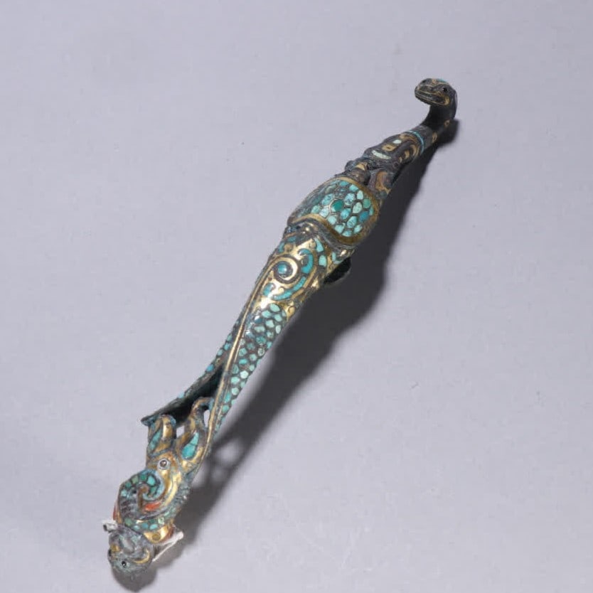 A piece of Han Dynasty copper cuo gold and silver inlaid turquoise with hooks: Han Dynasty copper box gold and silver inlaid turquoise with hooks SIZE: L:19.8cm W:2.5cm W:250g (The Dimensions Of All Batches Are Manually Measured.If You Need More Detailed Information, Please Cont