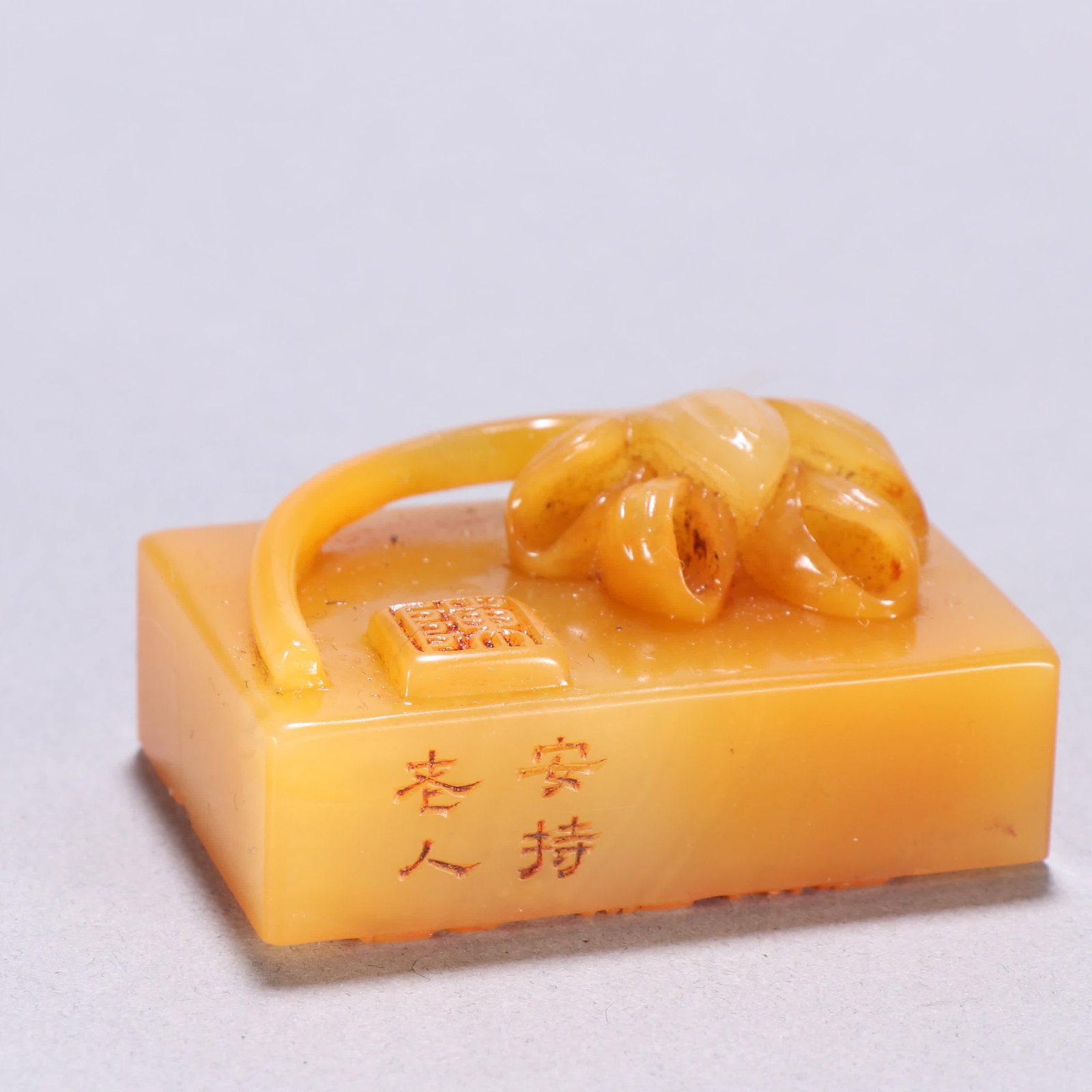 A Qing Dynasty Tianhuang stone carved lotus seal: Qing Dynasty Tian Huang stone carved lotus seal SIZE: H:2.6cm W:5.3cm W:90.8g (The Dimensions Of All Batches Are Manually Measured.If You Need More Detailed Information, Please Contact Our Customer Se