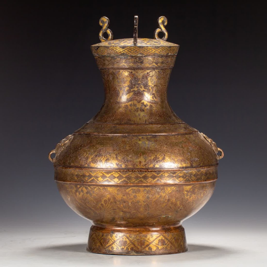 A Hancuo gold and silver vase: Han Cuo gold and silver vase SIZE: L:23cm W:23cm H:35cm W:4410g (The Dimensions Of All Batches Are Manually Measured.If You Need More Detailed Information, Please Contact Our Customer Service Before B