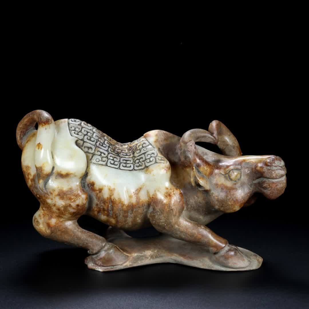A jade cow from the Ming Dynasty: Jade cow in the Ming Dynasty SIZE: L:22cm W:10cm H:13cm W:2400g (The Dimensions Of All Batches Are Manually Measured.If You Need More Detailed Information, Please Contact Our Customer Service Before B