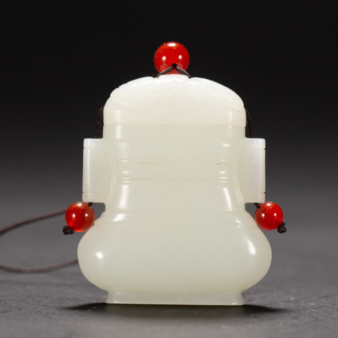 A Qing Dynasty Hetian jade sachet: Qing Dynasty Hetian jade sachet SIZE: L: 5cm W: 4cm W: 30g No. K1744 (The Dimensions Of All Batches Are Manually Measured.If You Need More Detailed Information, Please Contact Our Customer Service Bef