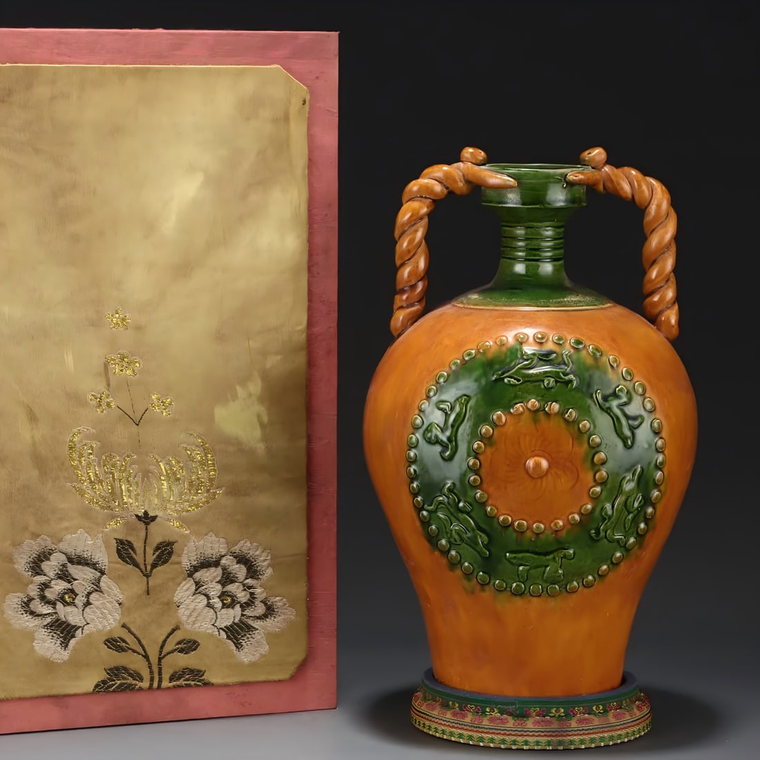 A Qing Dynasty palace Liao three-color double mouth bottle: Qing Dynasty palace and Liao three-color double mouth bottle SIZE: H: 31.5cm Belly diameter 19cm (The Dimensions Of All Batches Are Manually Measured.If You Need More Detailed Information, Please Cont