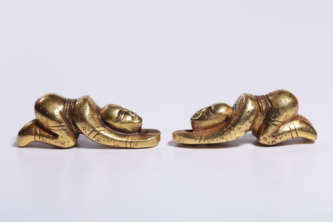A pair of pure gold in the Han Dynasty met the nobles: The pure gold of the Han Dynasty met a pair of pure gold casts, with excellent texture, brilliant gold, and exquisite craftsmanship. The figurines are in a kneeling posture, with a round face, a demea