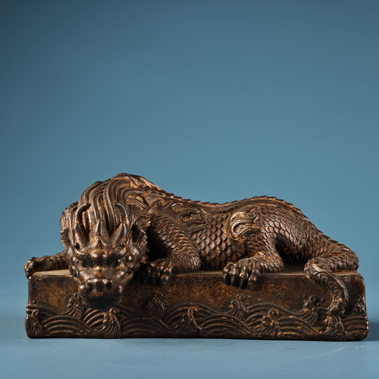 A Qing Dynasty copper mud gold water-absorbing beast: Qing Dynasty copper mud gold water absorption beast SIZE: W:1200g H:8cm L:16.5cm (The Dimensions Of All Batches Are Manually Measured.If You Need More Detailed Information, Please Contact Our Customer