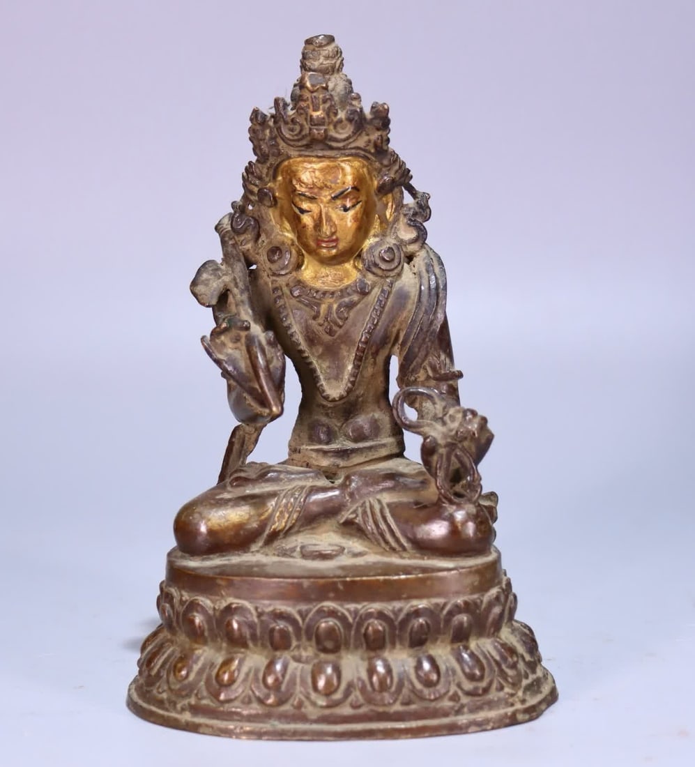 A bronze mud gold old Buddha statue: Qing Dynasty copper mud gold old Buddha statue SIZE: H:15cm W:10cm (The Dimensions Of All Batches Are Manually Measured.If You Need More Detailed Information, Please Contact Our Customer Service Befor