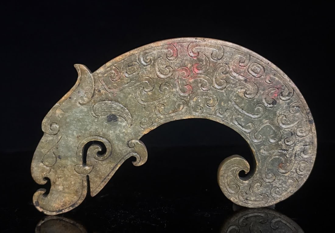 A Han Dynasty jade curl-tailed dragon: Han Dynasty jade curl-tailed dragon SIZE: 14x5.7x0.5cm 109g (The Dimensions Of All Batches Are Manually Measured.If You Need More Detailed Information, Please Contact Our Customer Service Before Biddi