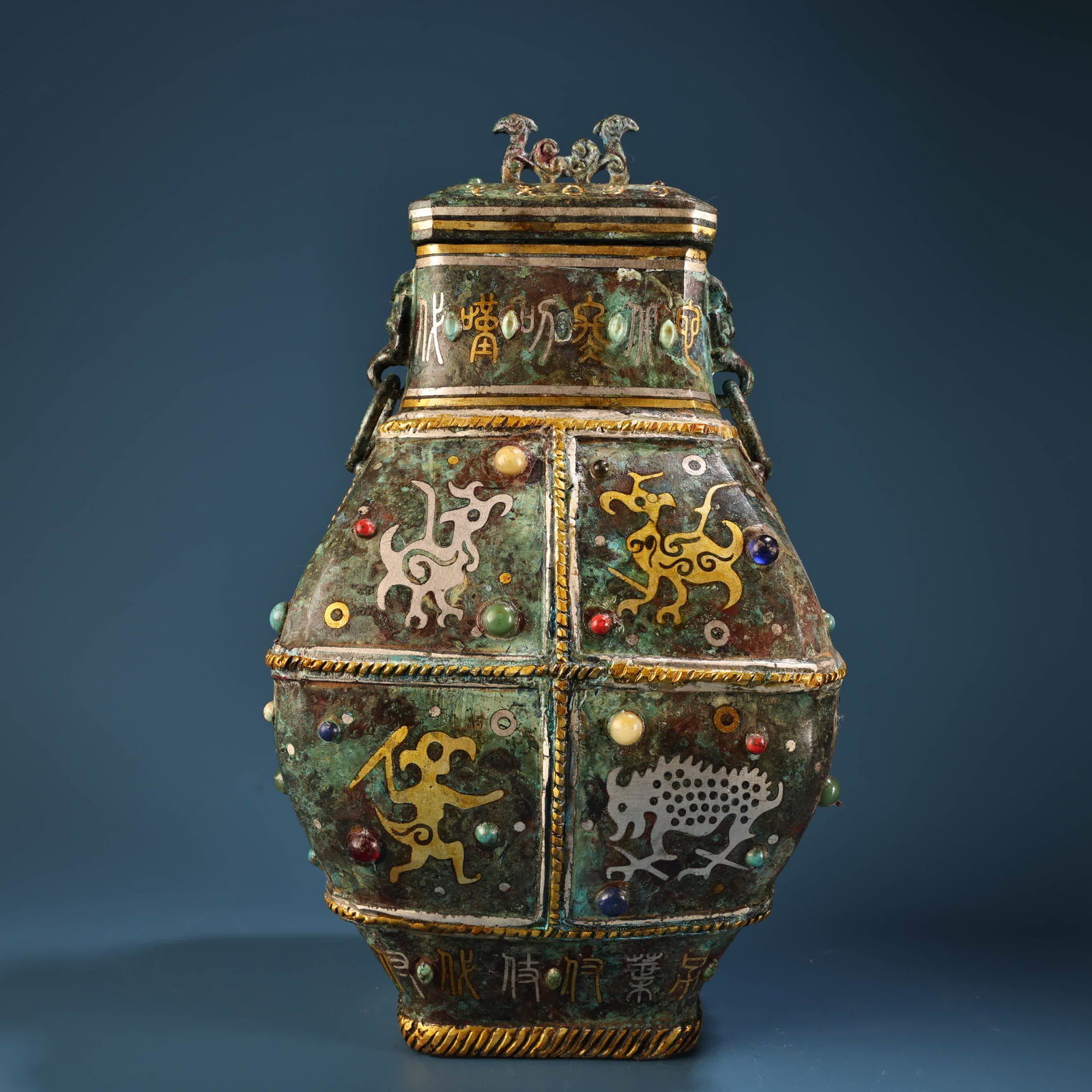 A Han bronze gold and silver inlaid gemstone square jar: Han bronze vessels are gold and silver inlaid with gemstones SIZE: W:1600g H:26cm W:15cm (The Dimensions Of All Batches Are Manually Measured.If You Need More Detailed Information, Please Contact Our 