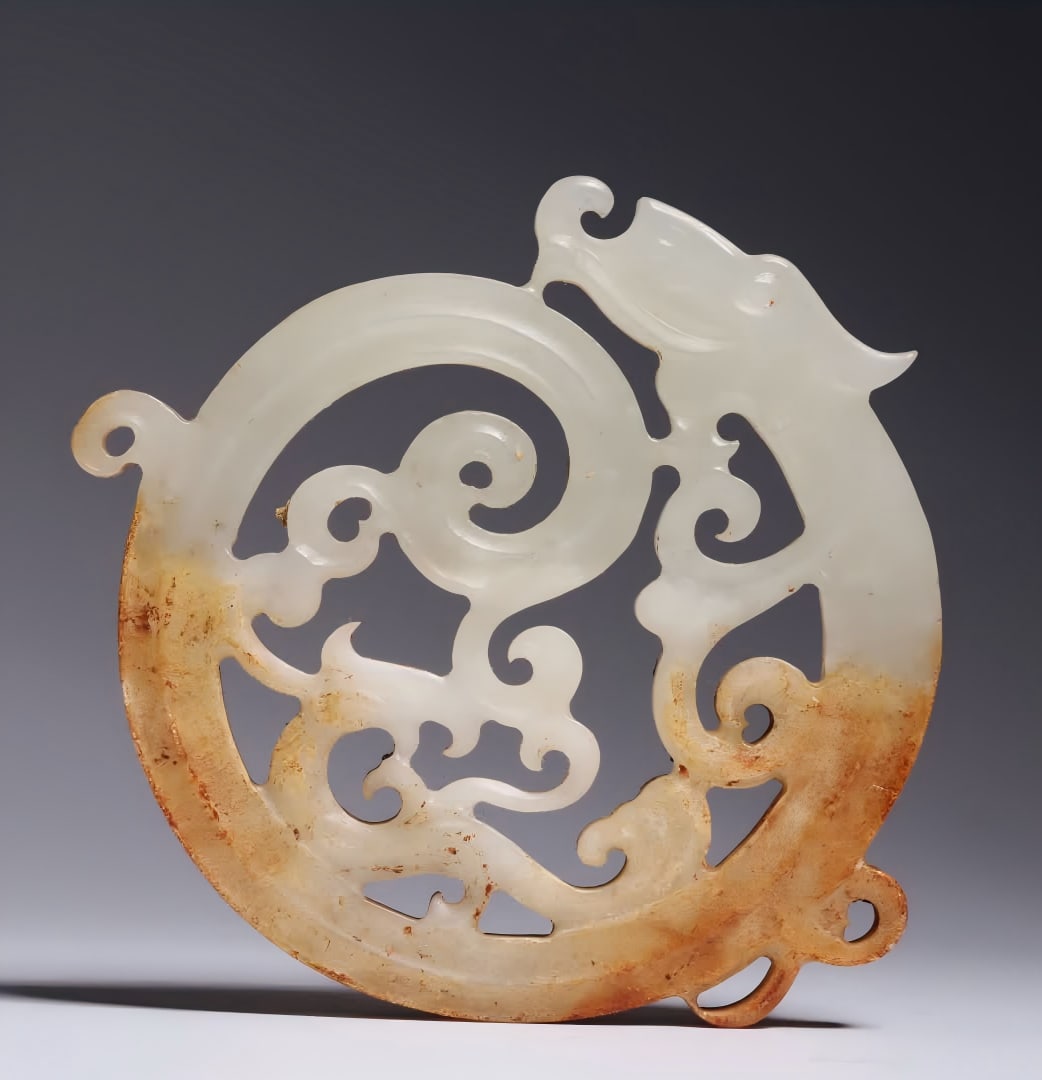 A Qing Dynasty Hetian white jade dragon pendant: Qing Dynasty Hetian white jade dragon pendant is made of Hetian white jade, the jade quality is high-quality, warm and delicate, oily, the material is thick, the body is carved with dragon decoration,