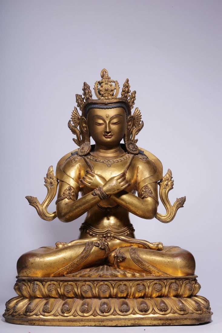 A seated statue of the Qing Dynasty bronze gilt Vajra: Qing Dynasty bronze gilt Vajra always holding a seated statue SIZE: H:45cm L:37cm W:26cm W:11.9kg (The Dimensions Of All Batches Are Manually Measured.If You Need More Detailed Information, Please Con
