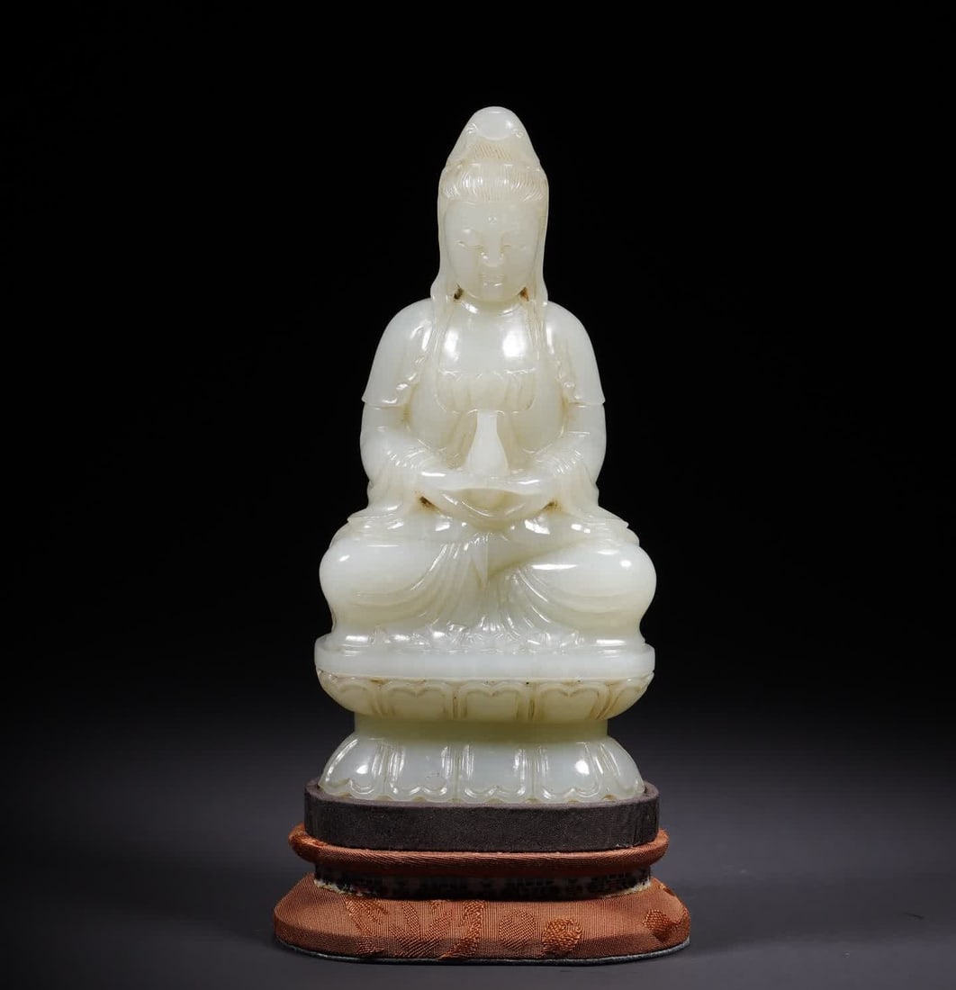 A seated statue of Guanyin in Hetian jade in the Qing Dynasty: Qing Dynasty Hetian jade Guanyin seated statue SIZE: 15.8x7.5x4.8cm W:676.6g (The Dimensions Of All Batches Are Manually Measured.If You Need More Detailed Information, Please Contact Our Customer Ser