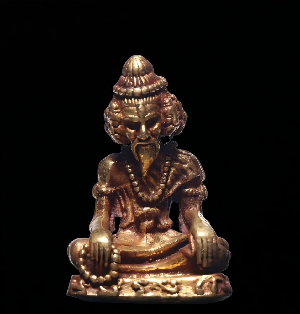A small golden Buddha of the nine-faced guru of the Wei and Jin dynasties: Wei Jin Nine-Faced Guru Little Golden Buddha This Guru Portable Buddha is cast in pure gold, with excellent texture, golden light and exquisite craftsmanship. Nine arms, smiling, kind expression, dres