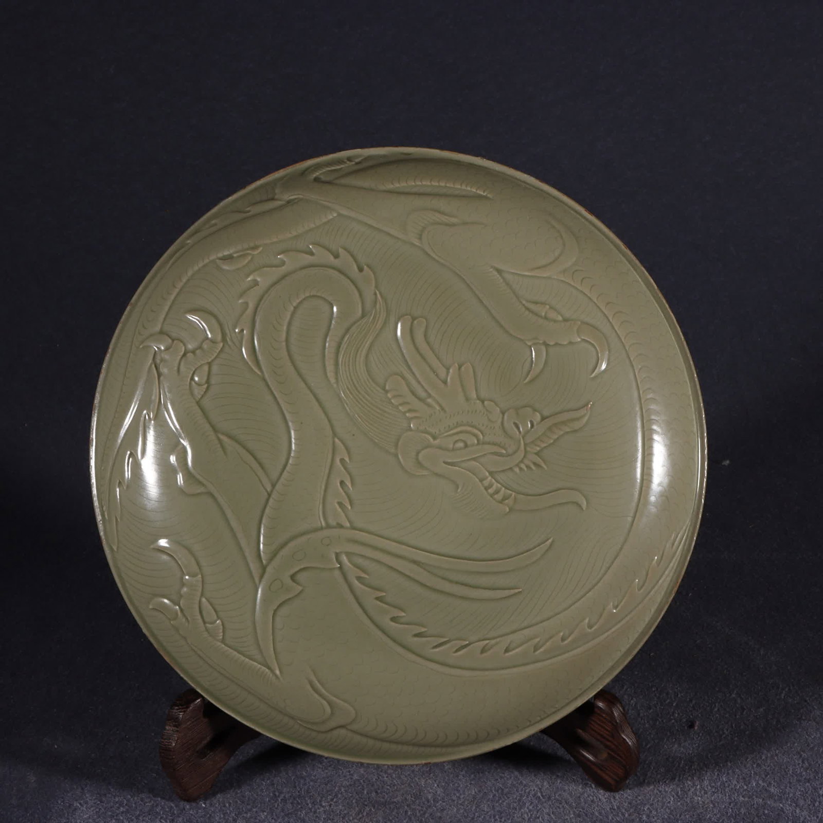 A Tang Dynasty Yue kiln secret color celadon high relief dragon pattern lid box: Tang Dynasty Yue kiln secret color celadon high relief dragon pattern lid box SIZE: H:8cm W:20.6cm (The Dimensions Of All Batches Are Manually Measured.If You Need More Detailed Information, Please Co