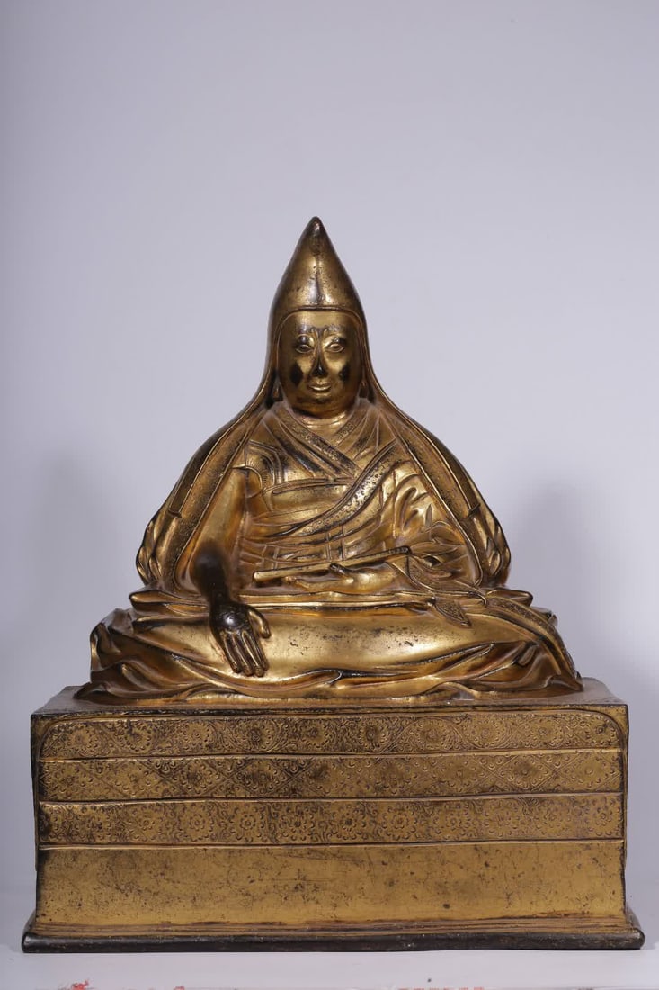 A bronze gilt statue of the Qing Dynasty guru: Qing Dynasty bronze gilt guru statue SIZE: H:46cm L:37cm W:27.5cm W:21.4kg (The Dimensions Of All Batches Are Manually Measured.If You Need More Detailed Information, Please Contact Our Customer Servi