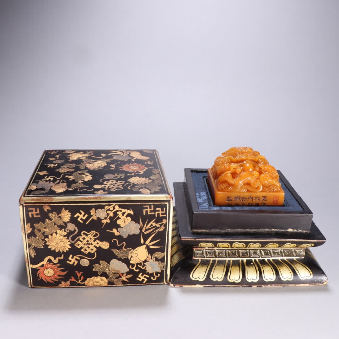 A Qing Dynasty Tian Huang Shilong button seal (1 of 9)