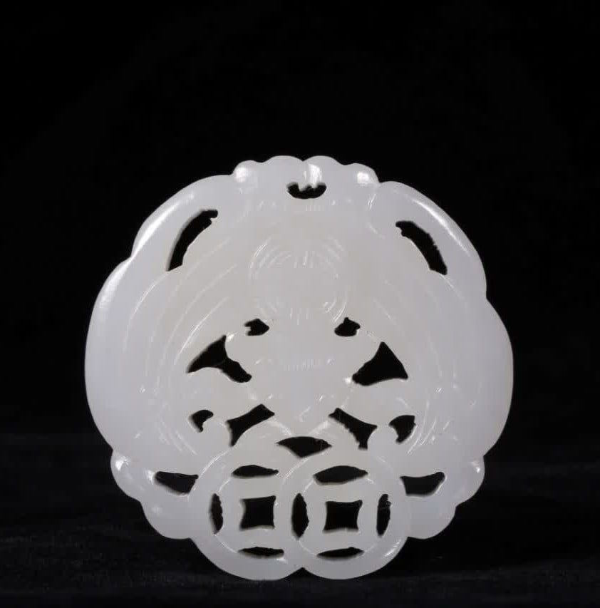 A pendant of Qing Dynasty Hetian white jade blessing in front of his eyes (1 of 6)