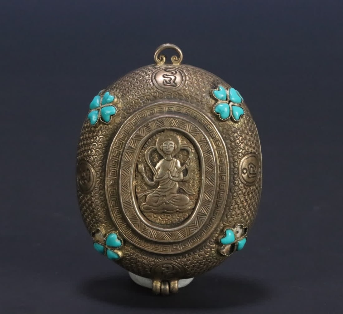 A Qing Dynasty silver gilt Guanyin pattern inlaid turquoise swastika flower six-character proverb: Qing Dynasty silver gilt Guanyin pattern inlaid turquoise swastika flower six-character proverb Gawu box SIZE: 7.18x5.40x3.0cm W:51.7g (The Dimensions Of All Batches Are Manually Measured.If You Need 