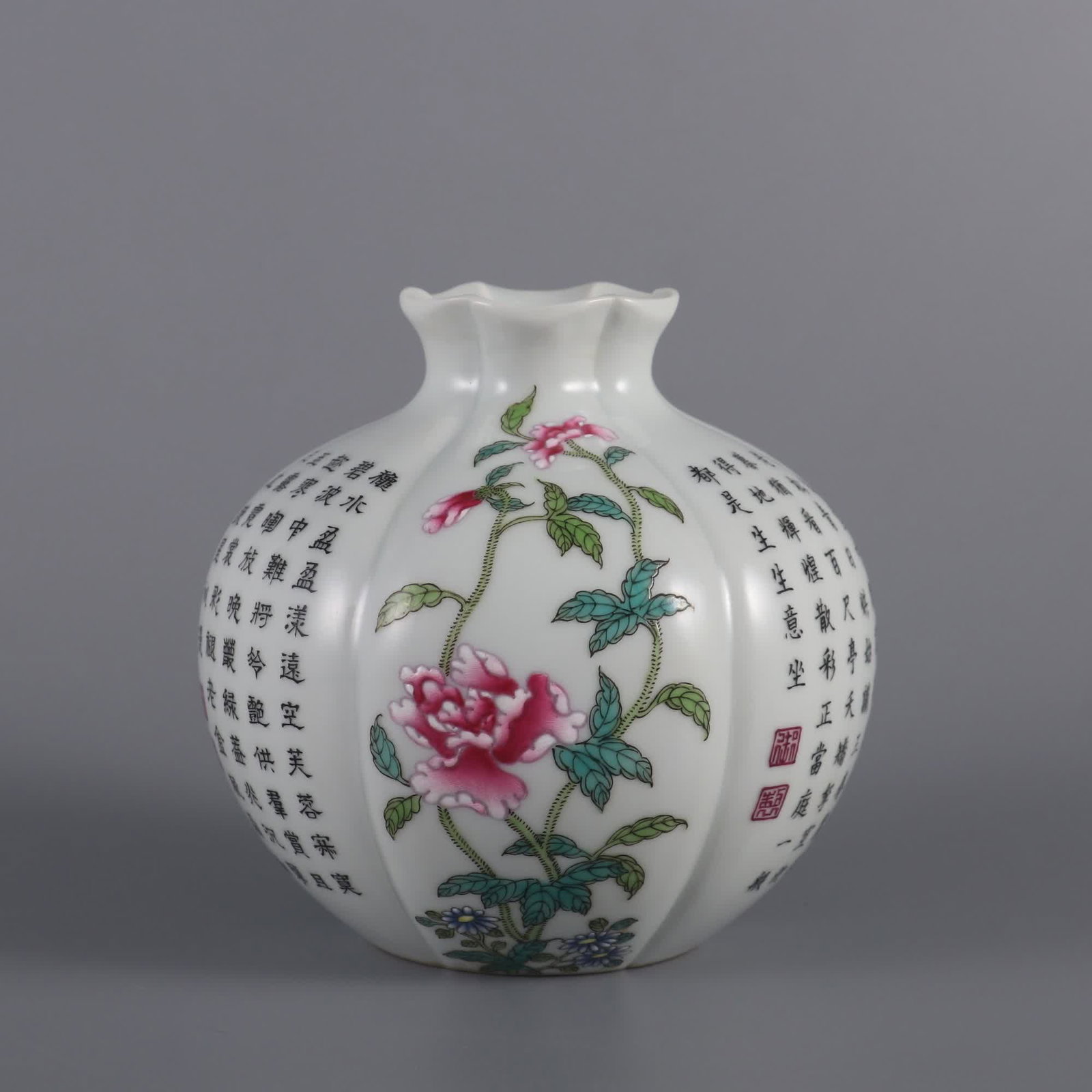 A piece of Qing Dynasty Yongzheng imperial pastel flower inscription poem melon ling pomegranate: Qing Dynasty Yongzheng imperial pastel flower inscription poem melon ling pomegranate statue SIZE: H: 12cm Belly diameter 11.5cm MouthD: 5cm (The Dimensions Of All Batches Are Manually Measured.If You