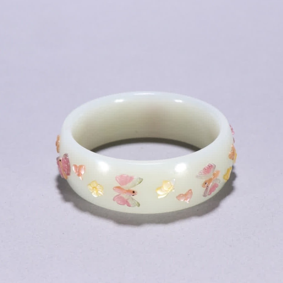 A Qing Dynasty Hetian jade-inlaid butterfly pattern bracelet: Qing Dynasty Hetian jade inlaid butterfly pattern bracelet SIZE: Inner diameter 5.7cm W:2.1cm W:75.9g (The Dimensions Of All Batches Are Manually Measured.If You Need More Detailed Information, Please
