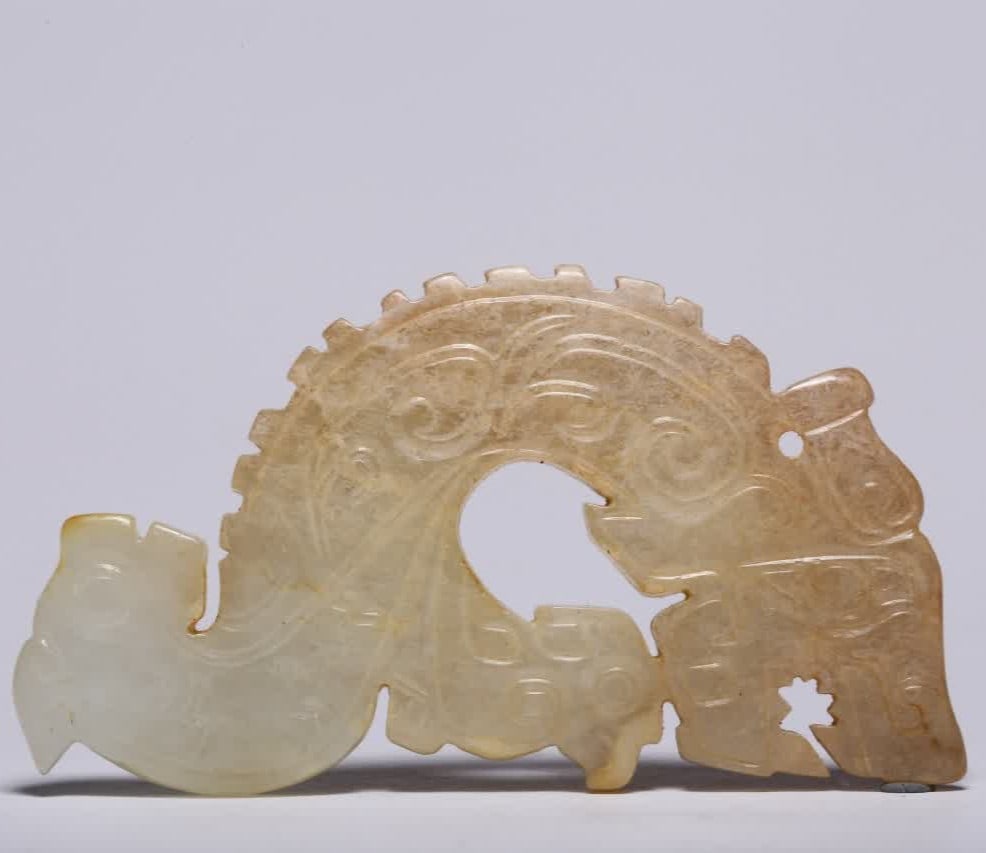 A piece of Shang and Zhou period Hetian jade double-headed dragon pendant (1 of 8)