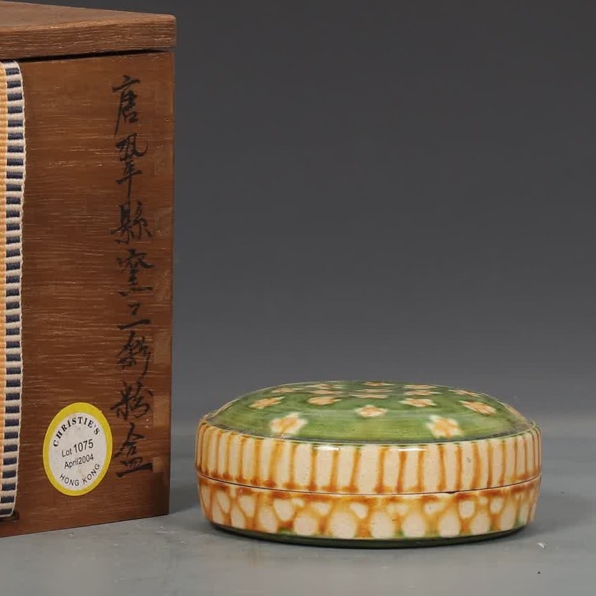 A Tanggong County kiln three-color powder box: Tang Gong County kiln three-color powder box SIZE: H:3.8cm D:9.2cm (The Dimensions Of All Batches Are Manually Measured.If You Need More Detailed Information, Please Contact Our Customer Service Befor
