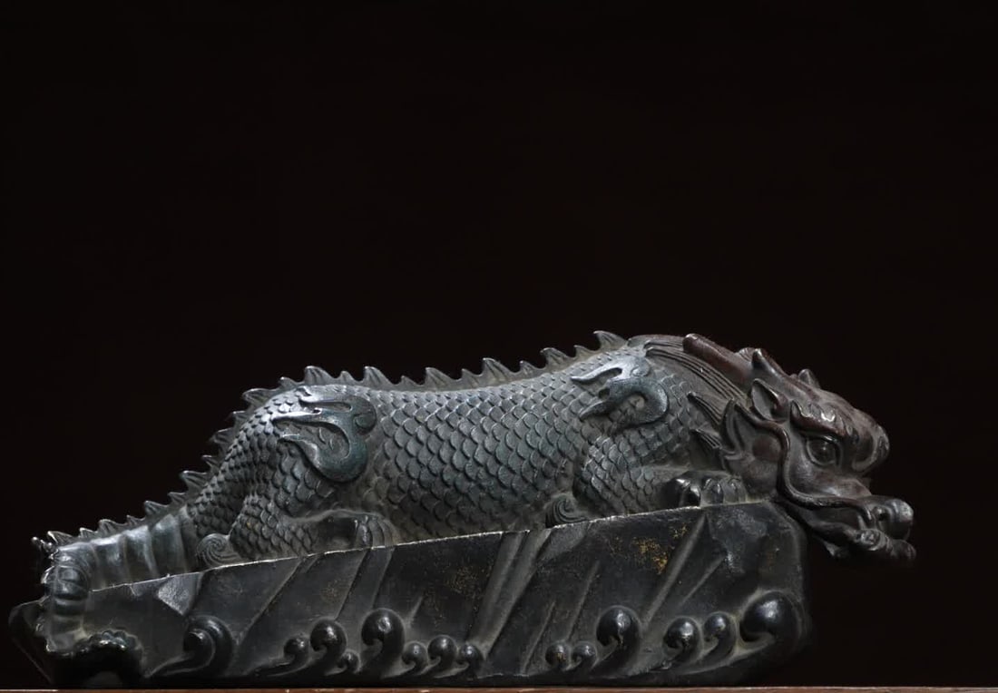 A Qing Dynasty copper rubbing gold absorbent beast ornament: Qing Dynasty copper rubbing gold absorbent beast ornament SIZE: L:33cm H:12cm T:10cm W:4.85kg (The Dimensions Of All Batches Are Manually Measured.If You Need More Detailed Information, Please Contact
