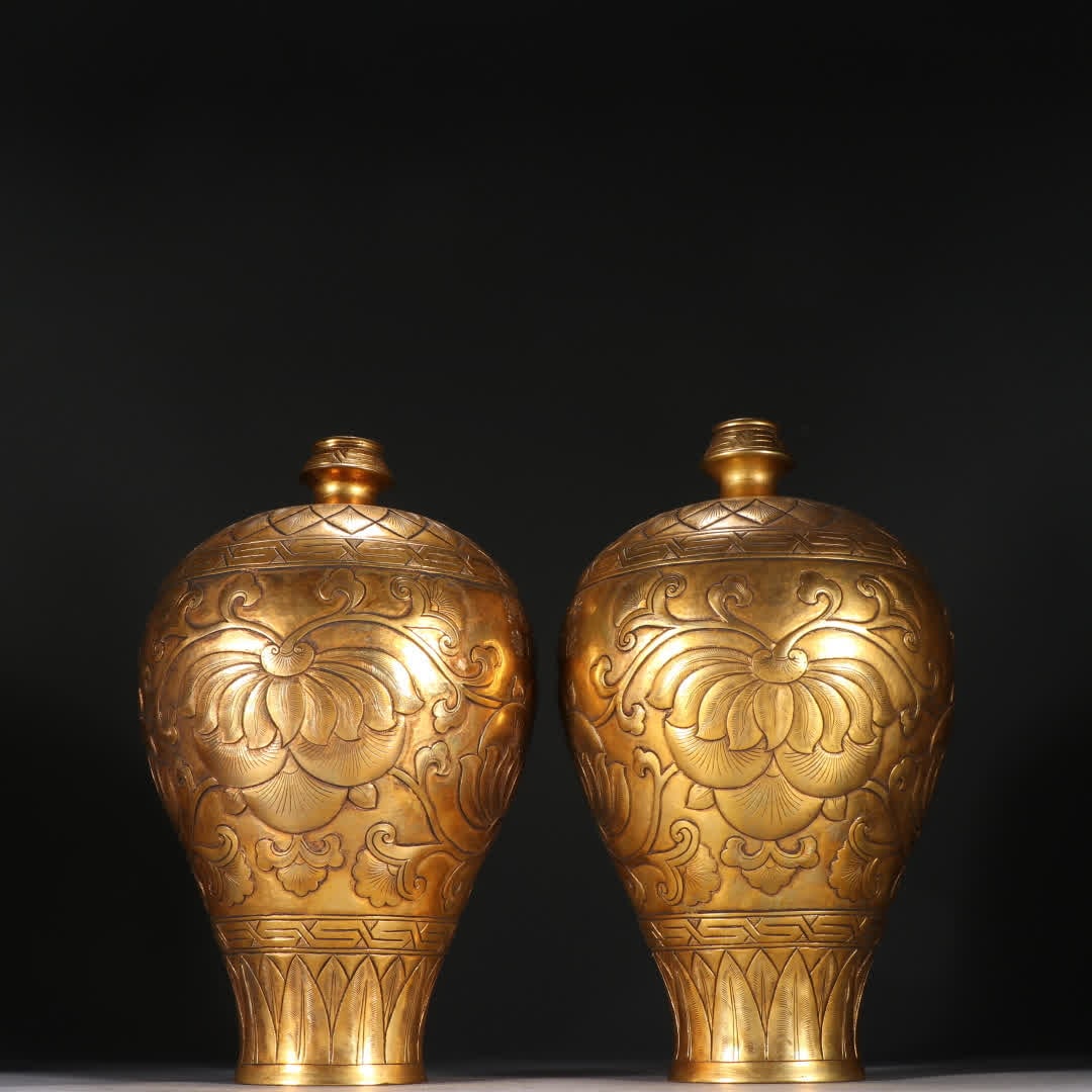 A pair of Qing Dynasty copper-gilt plum bottles: A pair of copper-gilt plum bottles in the Qing Dynasty SIZE: H: 23cm W: 13cm Single W: 1130g (The Dimensions Of All Batches Are Manually Measured.If You Need More Detailed Information, Please Contact 