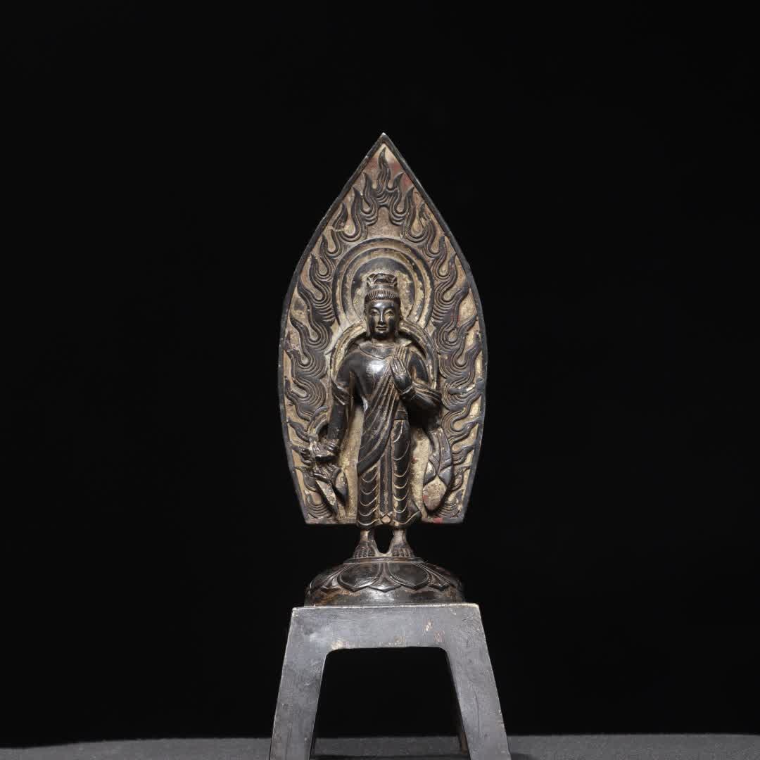 A bronze Buddha statue of the Northern Wei Dynasty (1 of 9)