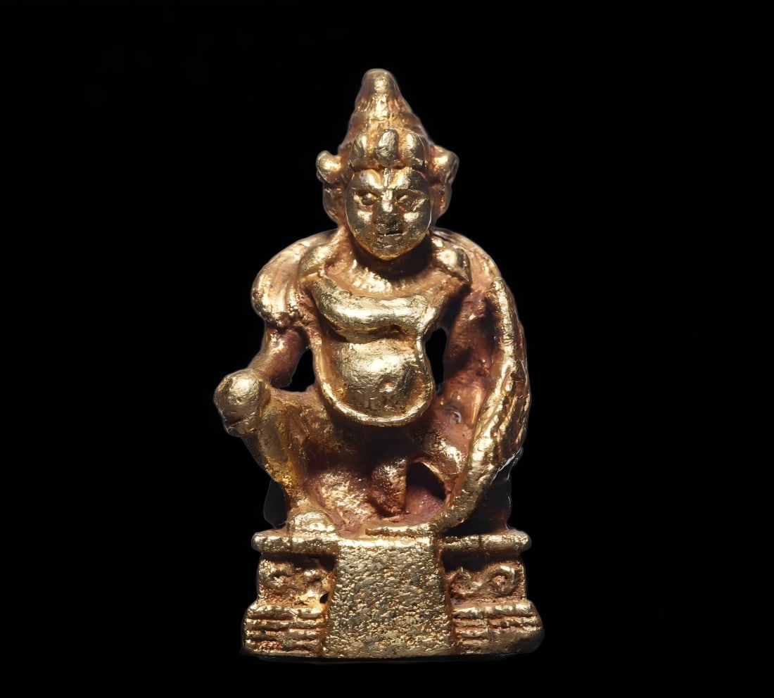A Ming Dynasty pure gold god of wealth Buddha: Ming Dynasty Pure Gold God of Wealth Buddha This yellow God of Wealth, short body, bare chest and belly, chest with a collar and jewels, holding a treasure rat in the left hand, and holding a Manibao 